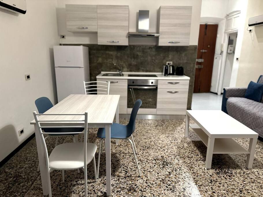 Ridi Che Ti Passa In Vico Del Fieno Apartment Genoa Exterior photo